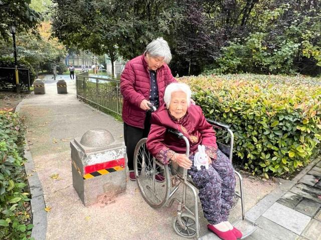 适老化方面这些做得还不错但还有改进空间不朽情缘华商报记者走访了12座城市公园(图5)