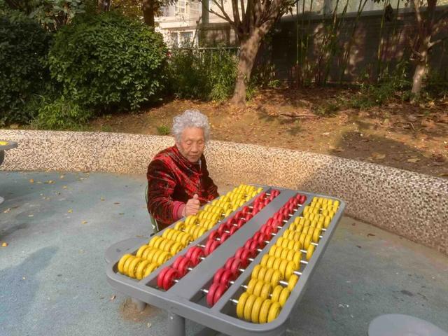 适老化方面这些做得还不错但还有改进空间不朽情缘华商报记者走访了12座城市公园(图27)