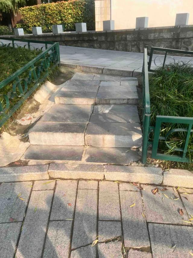 适老化方面这些做得还不错但还有改进空间不朽情缘华商报记者走访了12座城市公园(图33)