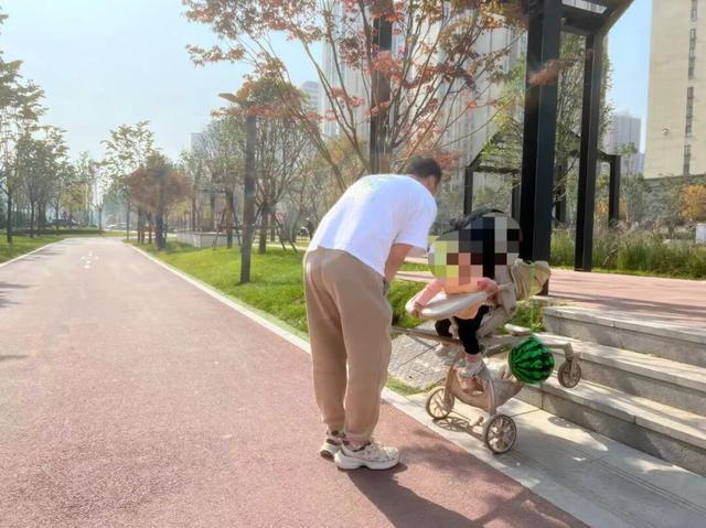 适老化方面这些做得还不错但还有改进空间不朽情缘华商报记者走访了12座城市公园(图32)