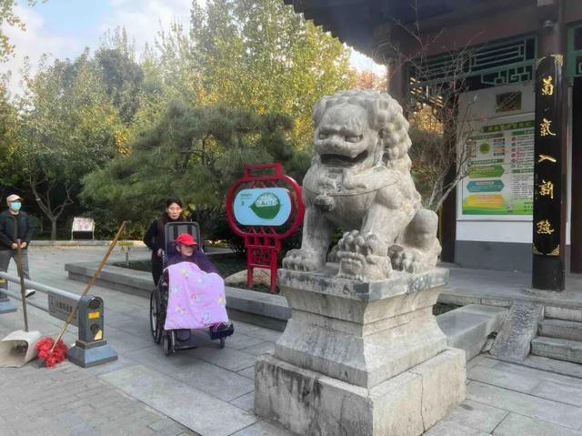 适老化方面这些做得还不错但还有改进空间不朽情缘华商报记者走访了12座城市公园(图35)